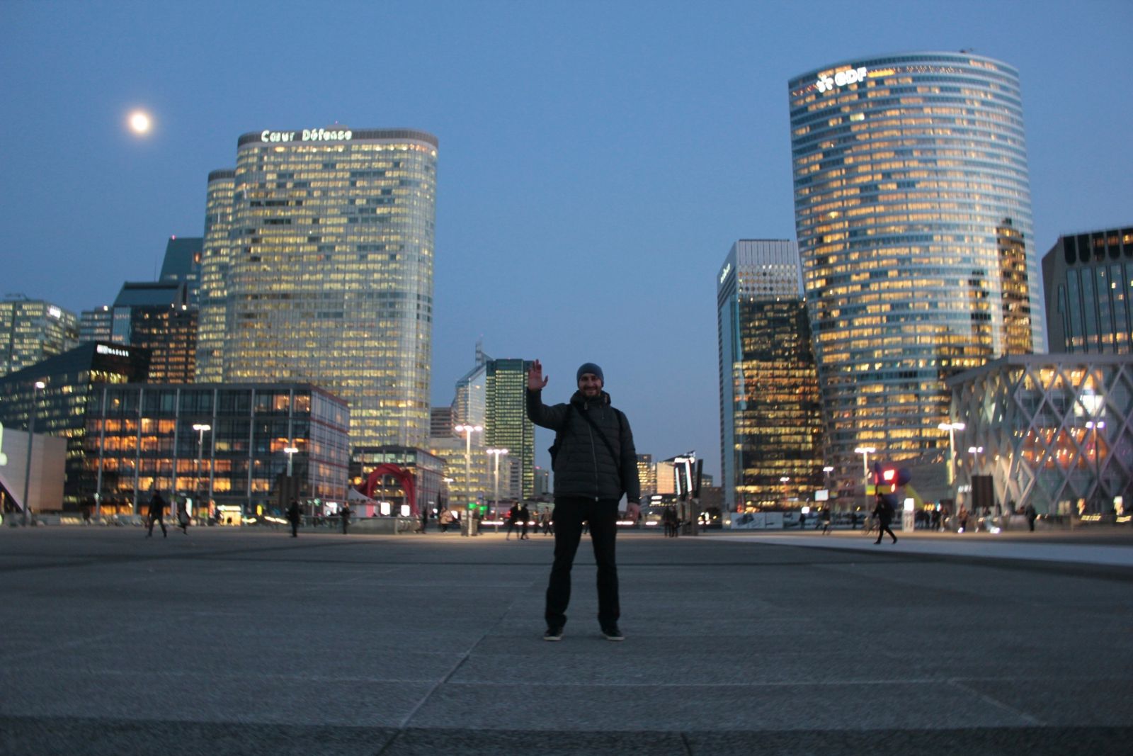 Солист группы С.К.А.Й. с женой и детьми отдохнул в Париже